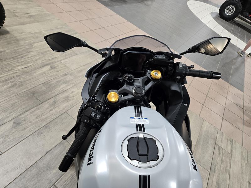 2025 Kawasaki NINJA ZX4RR ABS METALLIC MATTE WHITISH SILVER AND METALLIC FLAT SPARK BLACK Image 12