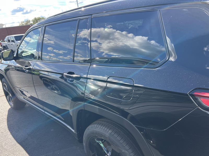 New 2025 Jeep Grand Cherokee L Limited 4x4Image 10