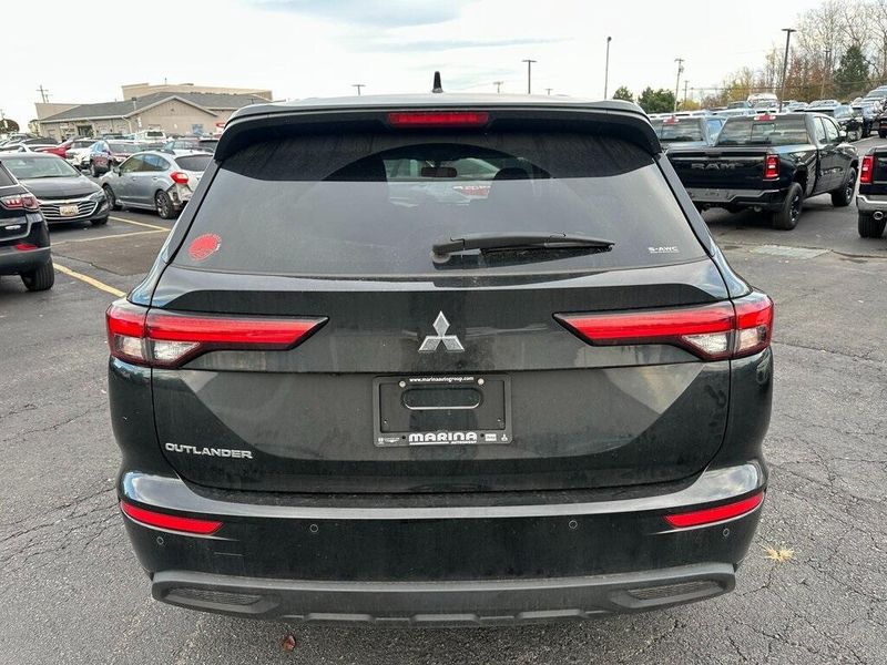 2022 Mitsubishi Outlander ESImage 12