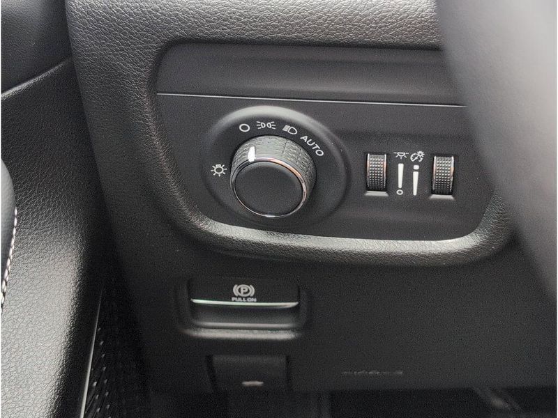 New 2025 Jeep Grand Cherokee Altitude X 4x2Image 27