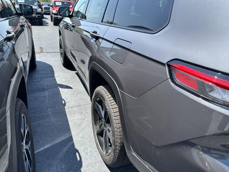 New 2025 Jeep Grand Cherokee L Limited 4x4Image 11