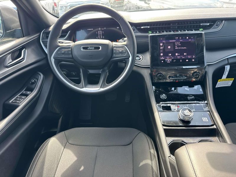 New 2026 Jeep Grand Cherokee Laredo 4x2