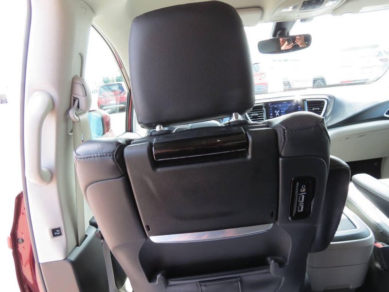 2020 Chrysler Pacifica Touring Plus photo 24