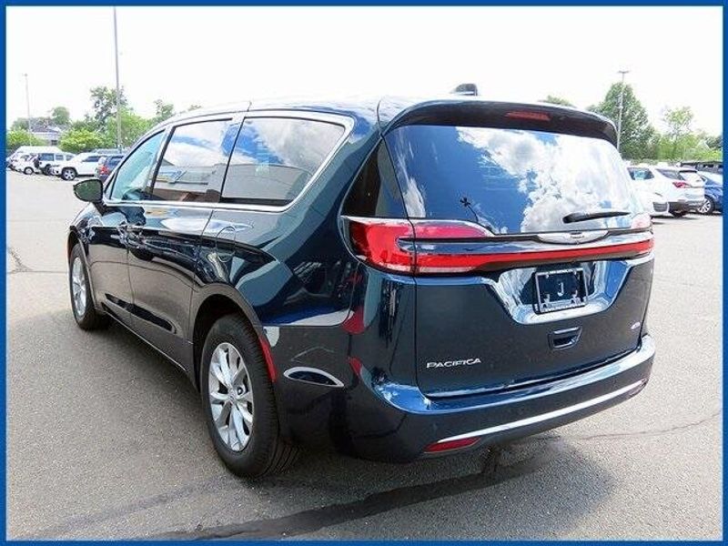 New 2025 Chrysler Pacifica SelectImage 5