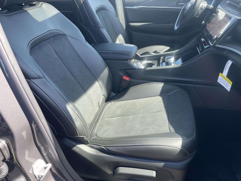 New 2026 Jeep Grand Cherokee Laredo Altitude 4x2
