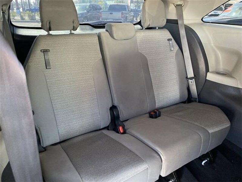 2021 Toyota Sienna LEImage 15
