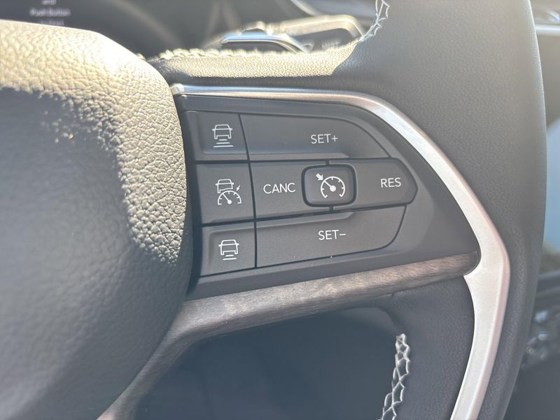 New 2025 Jeep Grand Cherokee Limited 4x4Image 25