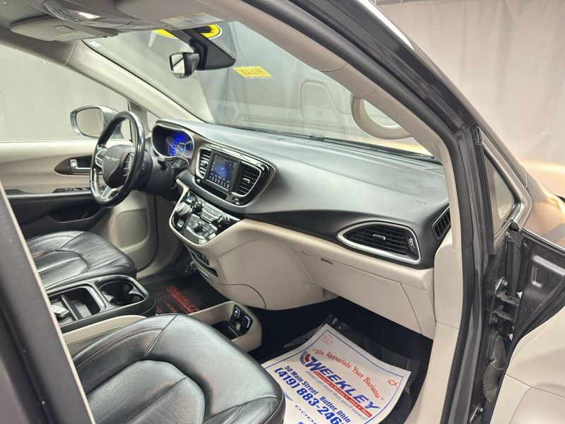 Used 2019 Chrysler Pacifica Touring LImage 22