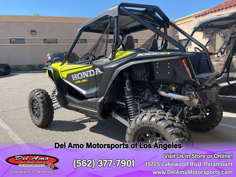 2022 Honda SXS10S2RDLN  in a TONIC YELLOW PEARL exterior color. Del Amo Motorsports of Los Angeles (562) 262-9181 delamomotorsports.com 