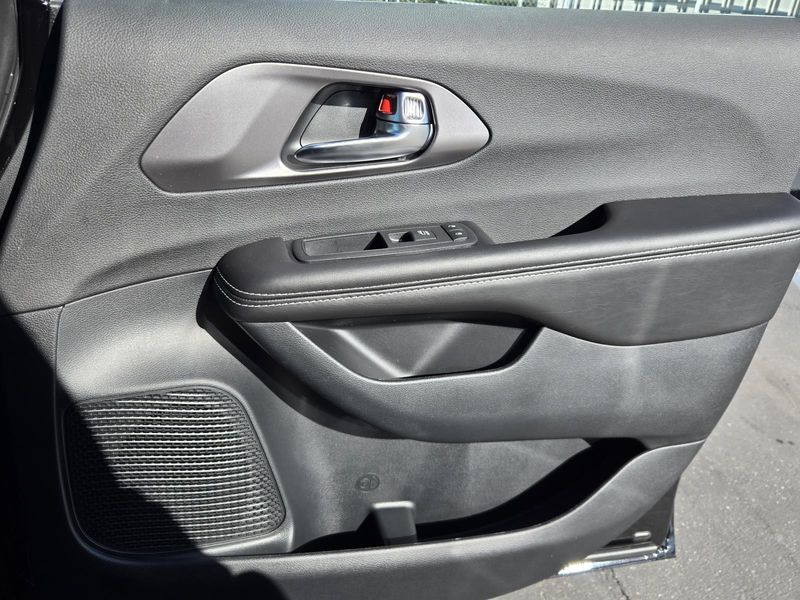 New 2026 Chrysler Pacifica Select FWD