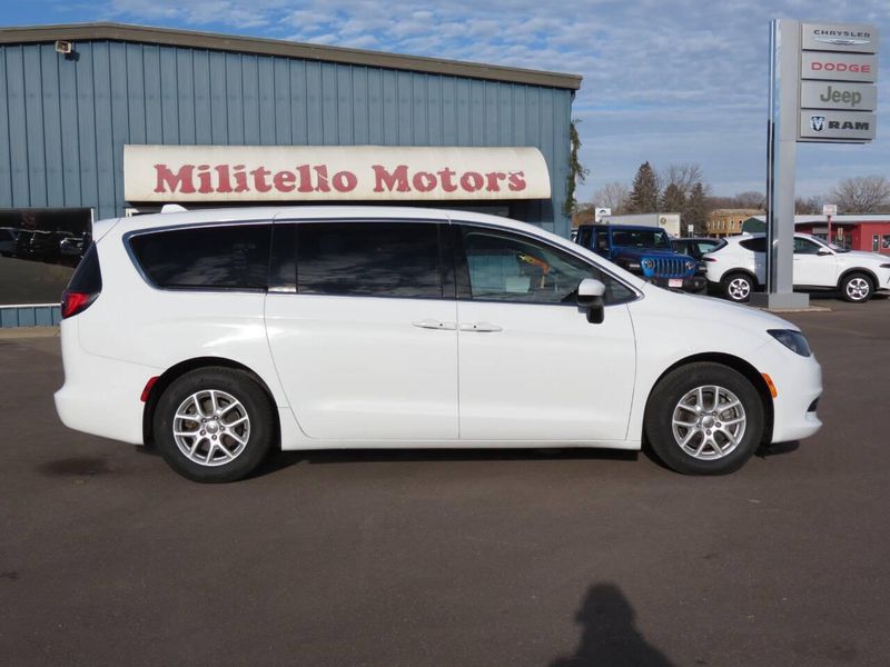 2018 Chrysler Pacifica Touring 4dr Mini VanImage 1