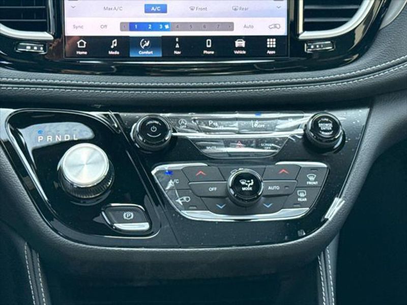 New 2027 Chrysler Pacifica Limited Awd