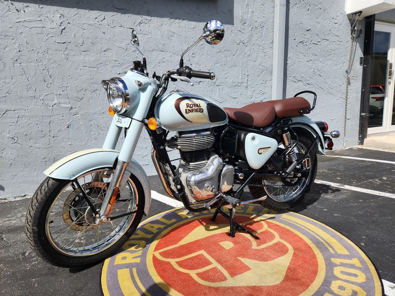 2024 Royal Enfield CLASSIC 350  in a HALCYON GREY exterior color. Royal Enfield Motorcycles of Miami (786) 845-0052 remotorcyclesofmiami.com 