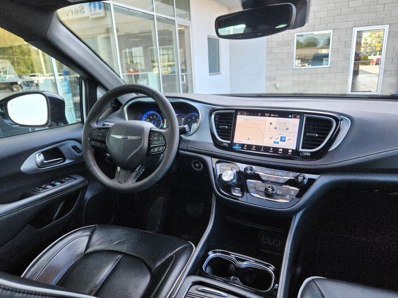 Used 2025 Chrysler Pacifica Limited S