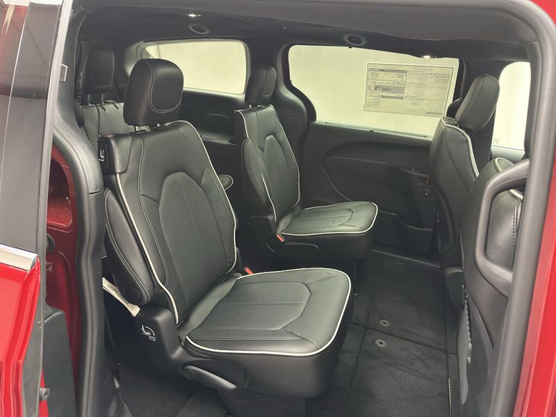 New 2027 Chrysler Pacifica Limited AwdImage 21