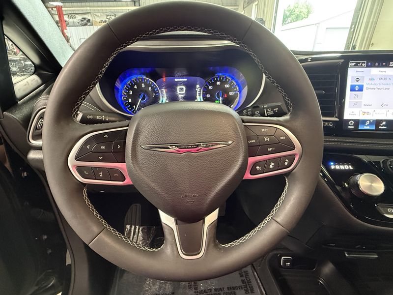 Used 2025 Chrysler Pacifica SelectImage 19