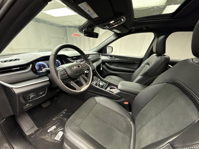 New 2025 Jeep Grand Cherokee L Altitude X 4x4Image 9