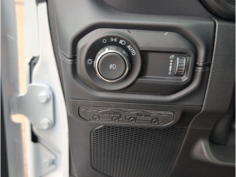 New 2026 Jeep Wrangler 4-door SaharaImage 28