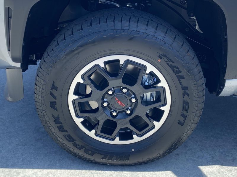 2025 Toyota Tacoma TRD Off Road HybridImage 8