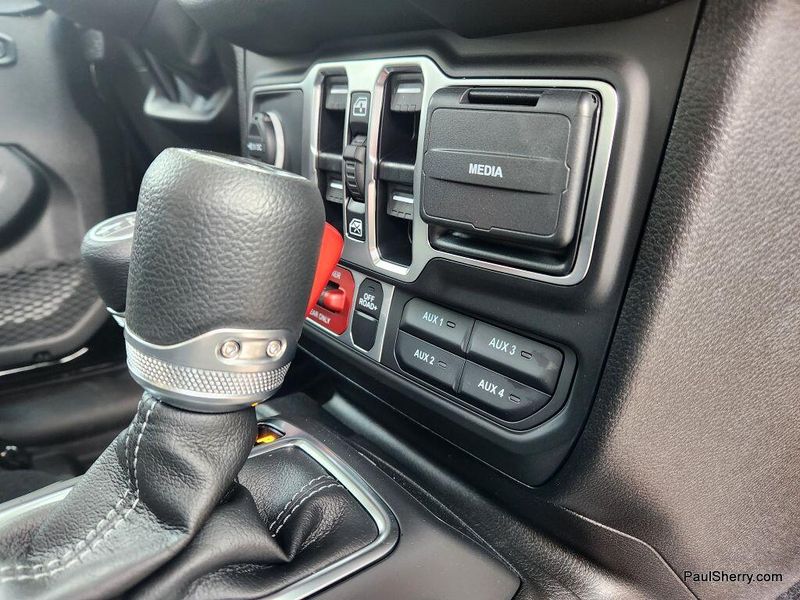 New 2025 Jeep Gladiator Willys 4x4