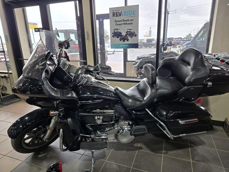 2017 Harley-Davidson ROAD GLIDE ULTRA LIMITED Image 2