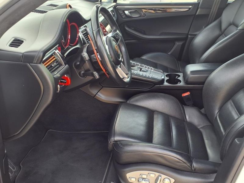 2018 Porsche Macan TurboImage 17