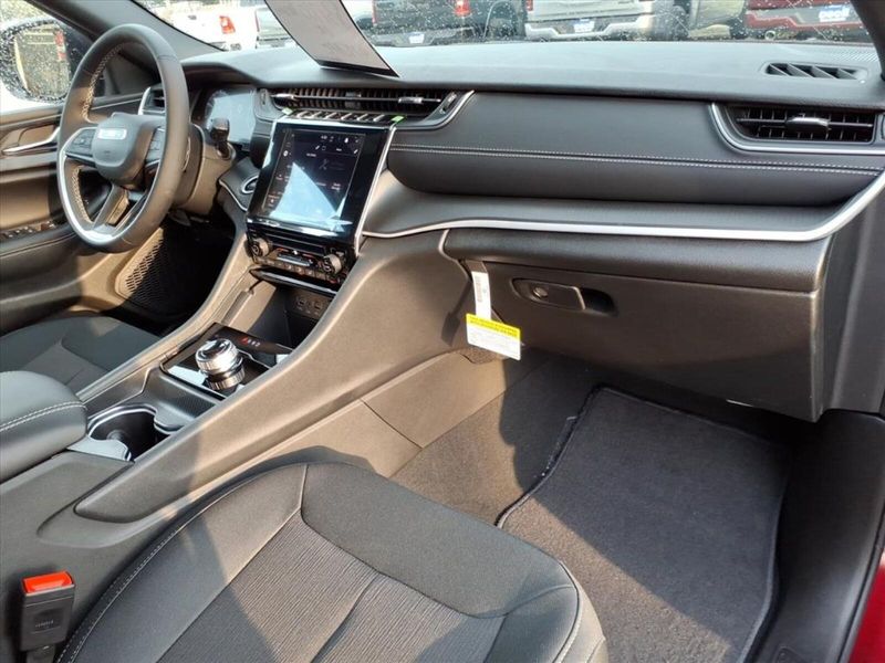 2025 Jeep Grand Cherokee Laredo photo 4