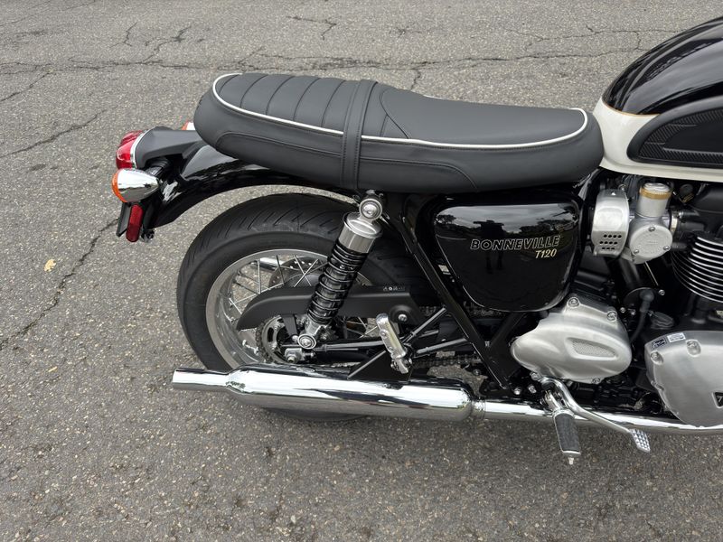 2025 Triumph Bonneville T120 - JET BLACK - FUSION WHITE 