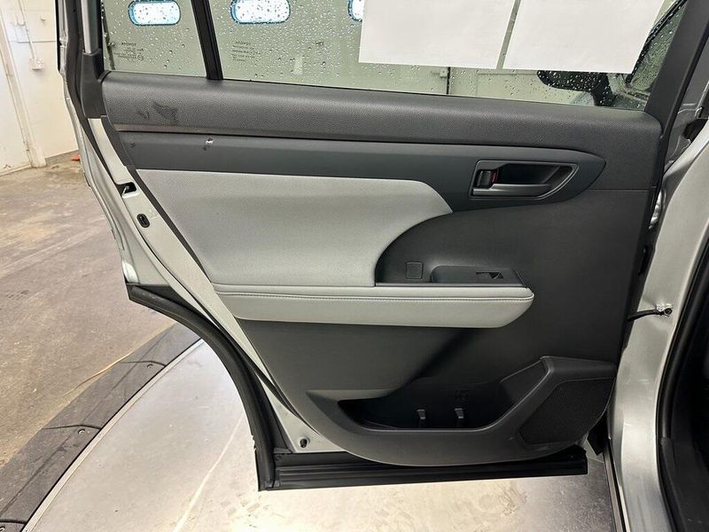 2022 Toyota Highlander LEImage 23