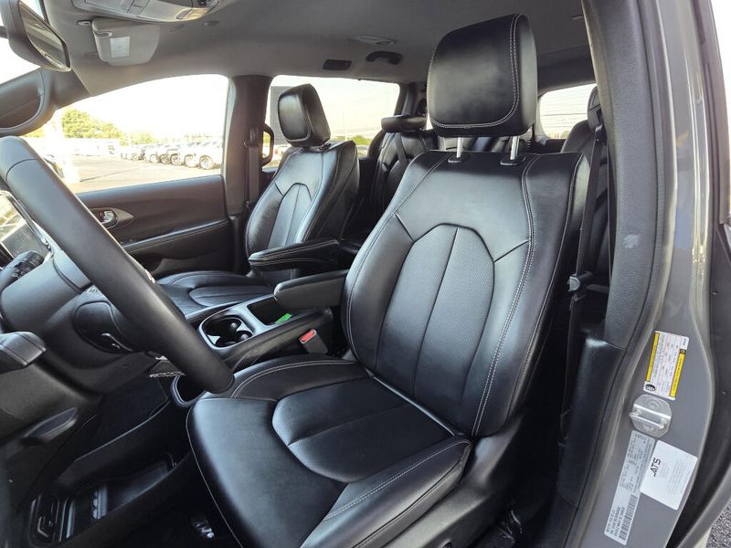 Used 2025 Chrysler Pacifica Select