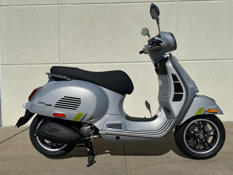 2024 Vespa GTS 300 SUPERTECH  in a GRIGIO ENT exterior color. Cross Country Powersports 732-491-2900 crosscountrypowersports.com 