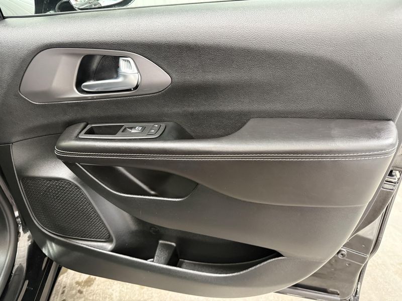 Used 2026 Chrysler Pacifica SelectImage 9