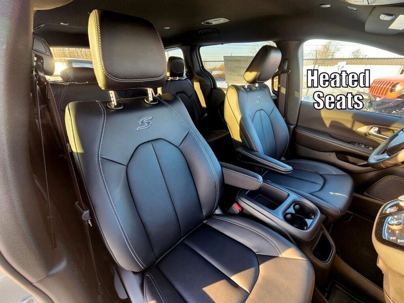 New 2026 Chrysler Pacifica Select