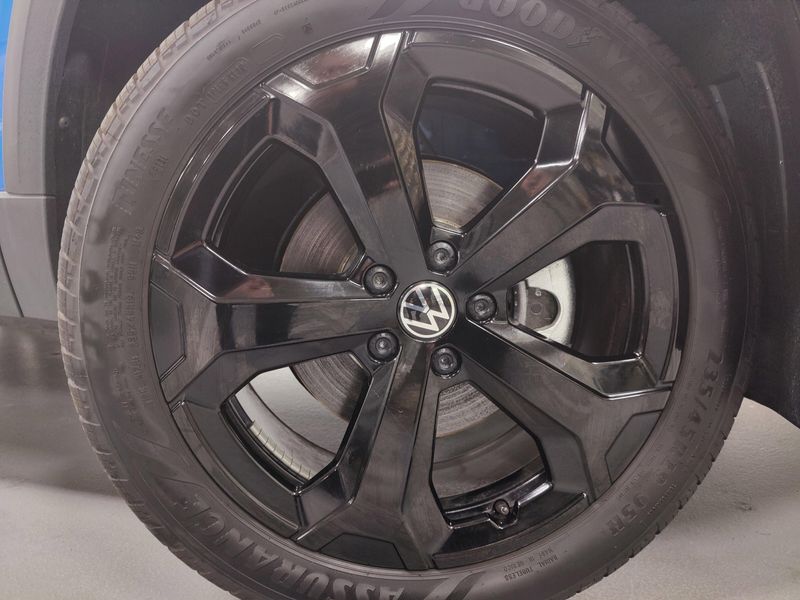 Used 2025 Volkswagen Taos SE Black AWD w/SunroofImage 6