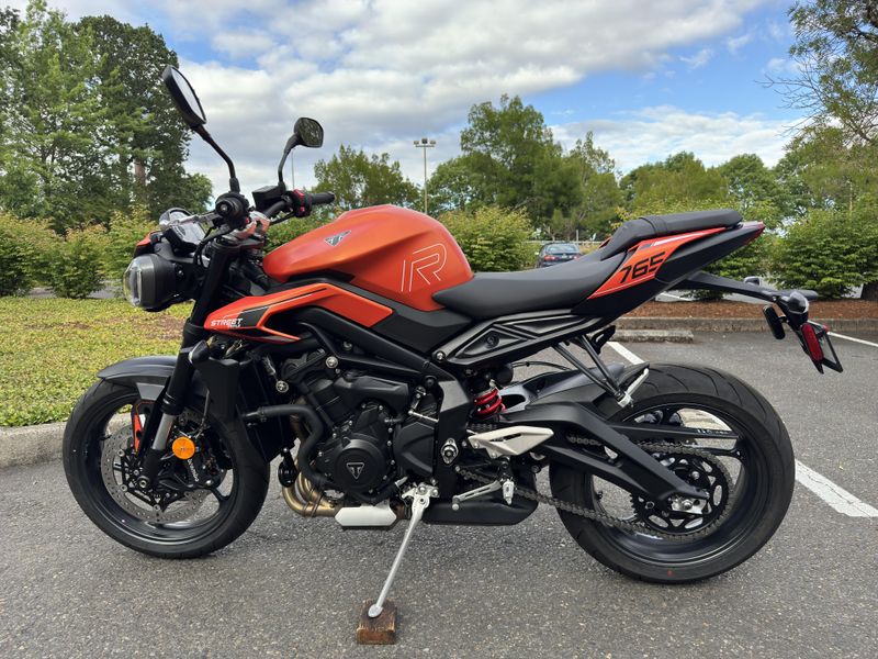 2025 Triumph Street Triple 765 R - MATTE BAJA ORANGE 