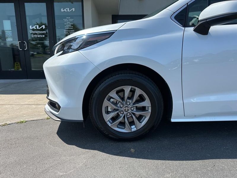 2025 Toyota Sienna XLEImage 11