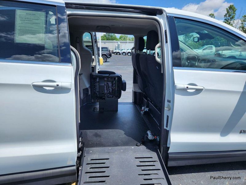 Used 2022 Chrysler Voyager LXImage 26