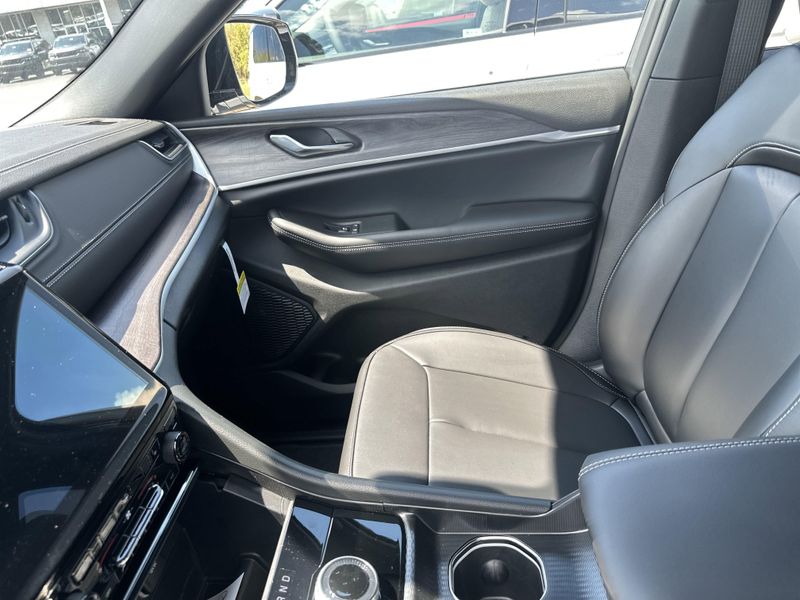 New 2025 Jeep Grand Cherokee L Limited 4x4Image 31