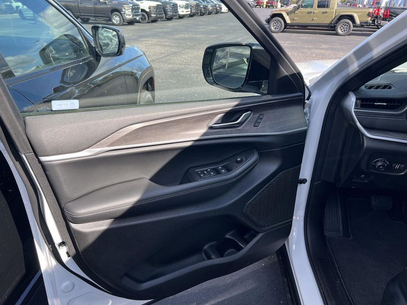 New 2025 Jeep Grand Cherokee L Limited 4x4Image 14