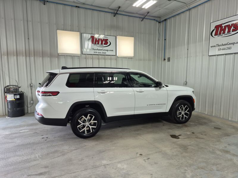 2025 Jeep Grand Cherokee L Limited 4x4Image 4
