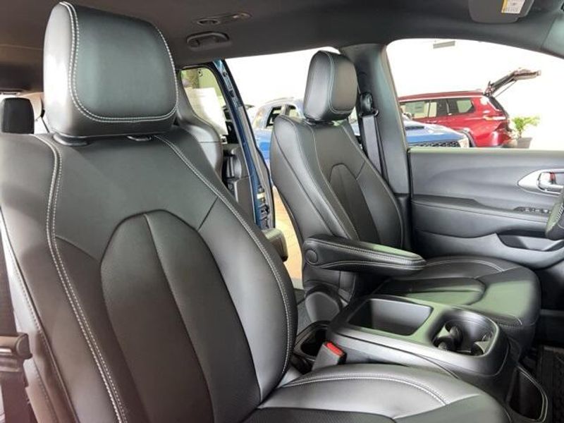 2025 Chrysler Pacifica SelectImage 19