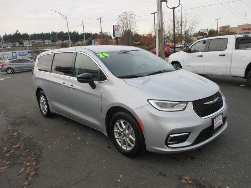 2024 Chrysler Pacifica Touring L photo 4