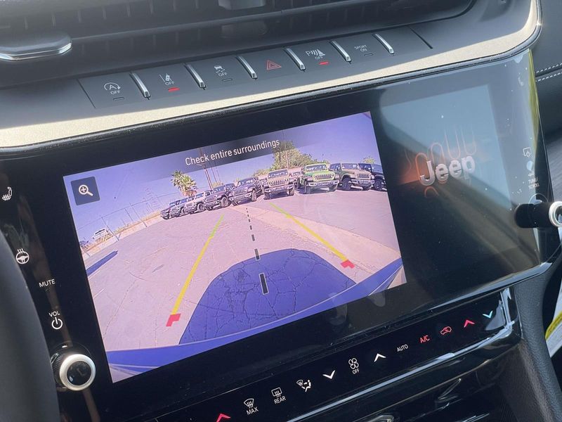 New 2026 Jeep Grand Cherokee Laredo Altitude 4x2
