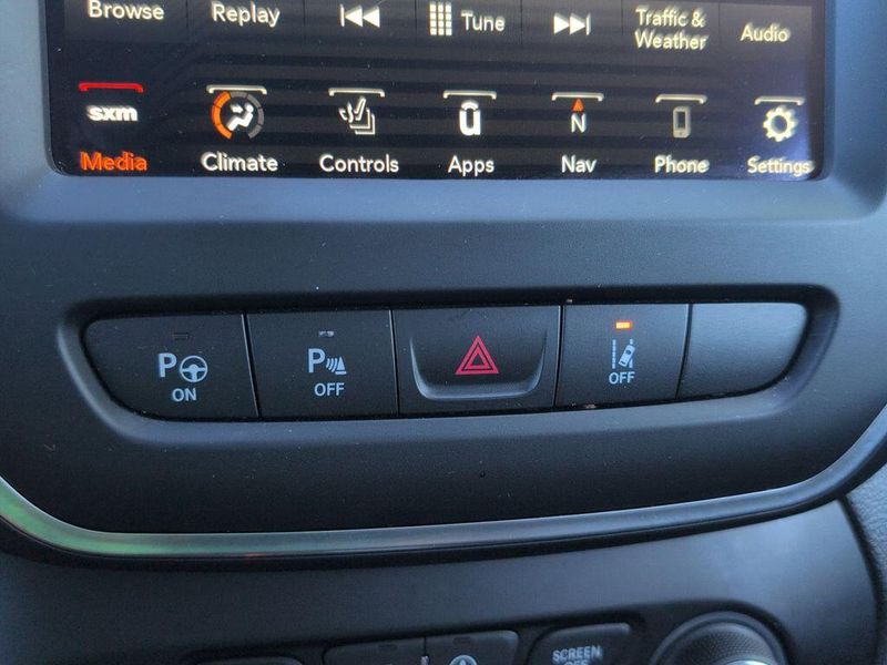 2023 Jeep Cherokee Altitude LuxImage 16