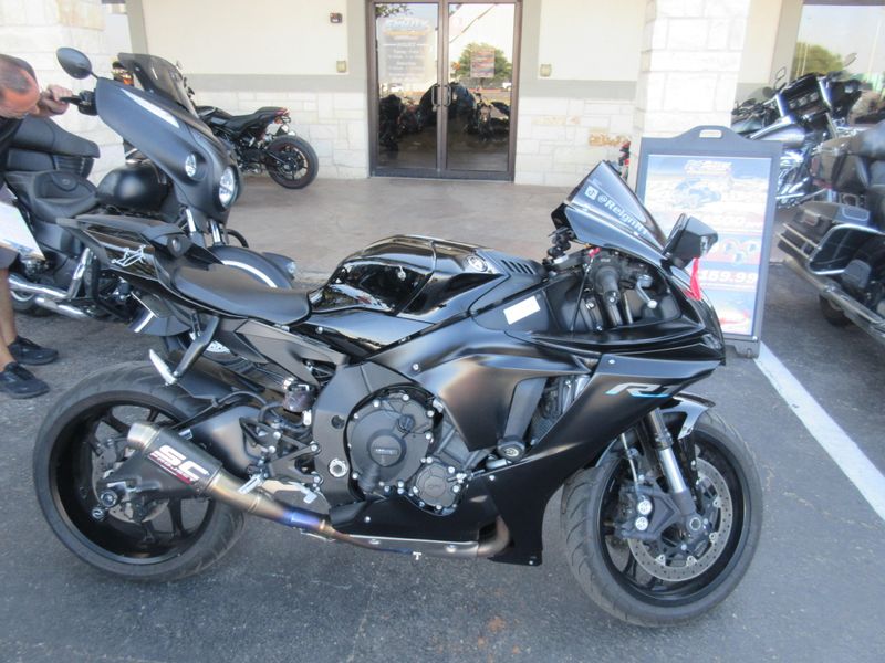 USED 2022 YAMAHA YZF-R1 Image 2