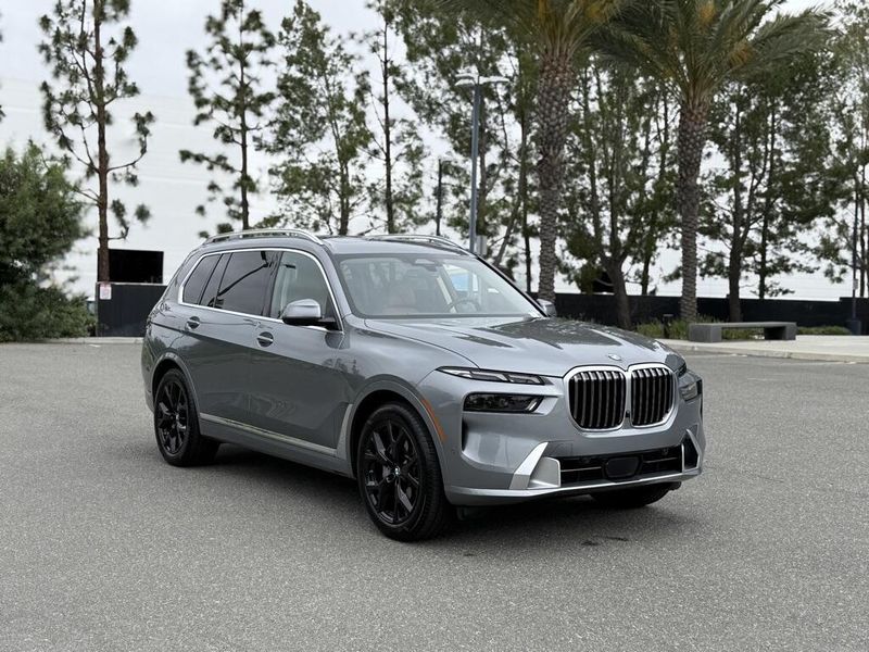 2025 BMW X7 xDrive40iImage 4