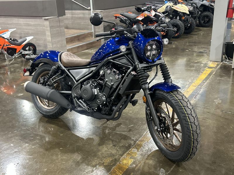 2025 Honda REBEL 500 ABS SE  in a PEARL BLUE exterior color. Del Amo Motorsports of Redondo Beach (424) 390-7811 delamomotorsports.com 
