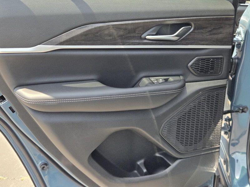 New 2026 Jeep Grand Cherokee Limited 4x2