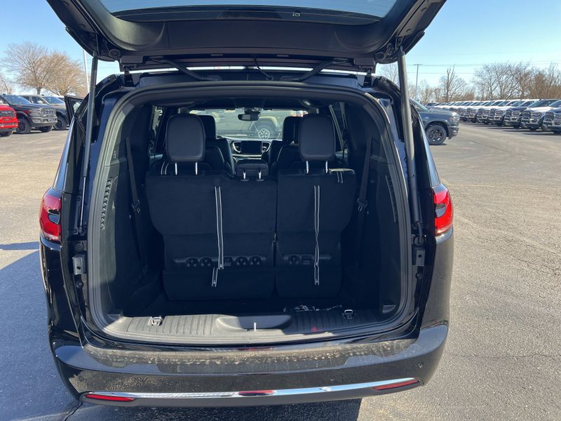 New 2026 Chrysler Pacifica SelectImage 15