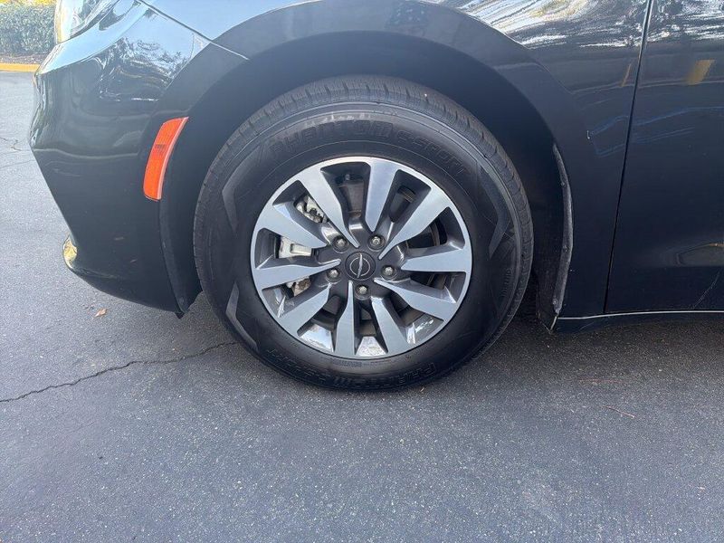 Used 2023 Chrysler Pacifica Hybrid Touring LImage 20